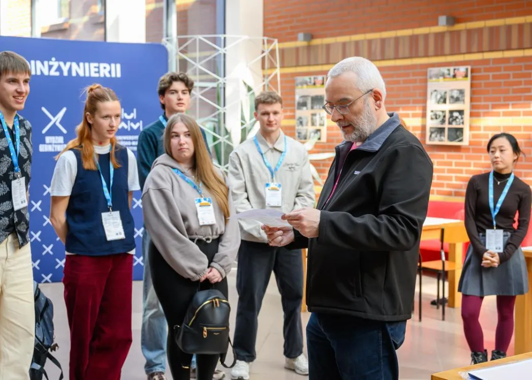 BIP na Wydziale Geoinżynierii UWM: prof. Jacek Katzer tłumaczy uczestnikom warsztatów jakieś zagadnienie