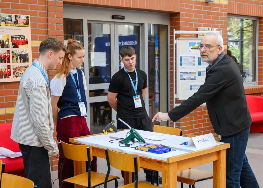 BIP na Wydziale Geoinżynierii UWM: prof. Jacek Katzer tłumaczy uczestnikom warsztatów jakieś zagadnienie