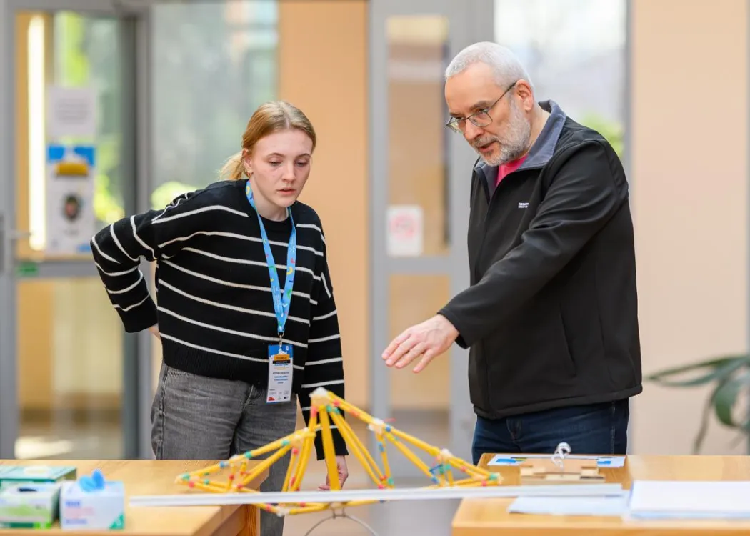 BIP na Wydziale Geoinżynierii UWM: prof. Jacek Katzer tłumaczy coś jednej z uczestniczek
