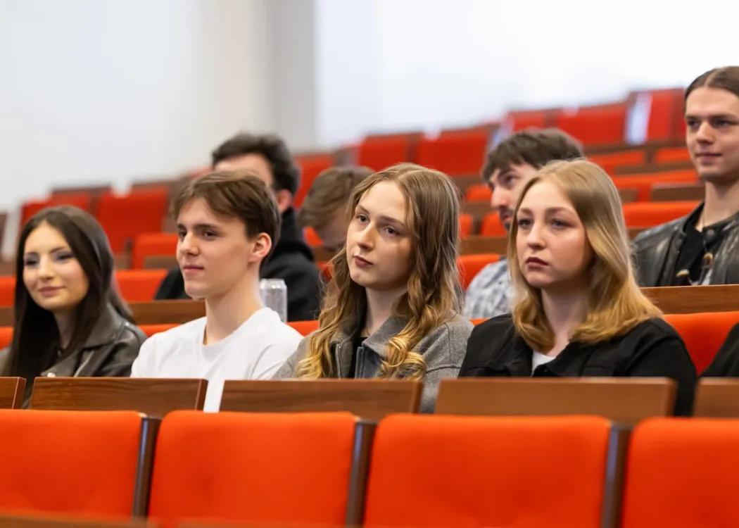 Forum Zdrowia Psychicznego - uczestnicy siedzą 