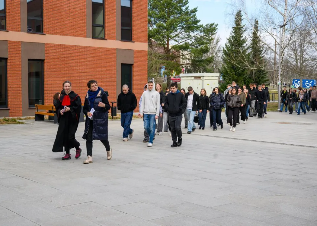 Dzień Otwarty UWM 2026: uczniowie idą do jednego z uniwersyteckich budynków