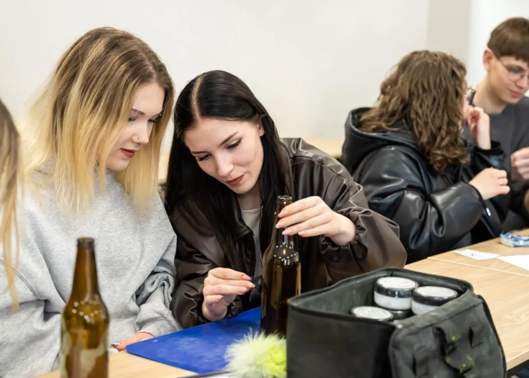 Dzień Otwarty UWM 2026: uczestnicy biorą udział w warsztatach