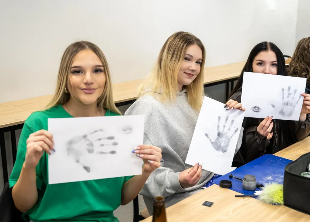 Dzień Otwarty UWM 2026: uczestniczki podczas warsztatów