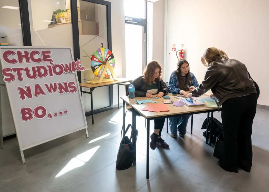 Dzień Otwarty UWM 2026: studenci na stoisku na jednym z wydziałow