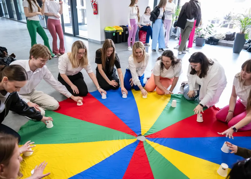 Dzień Otwarty UWM 2026: uczestnicy wydarzenia biorą udział w jednej z oferowanych atrakcji 