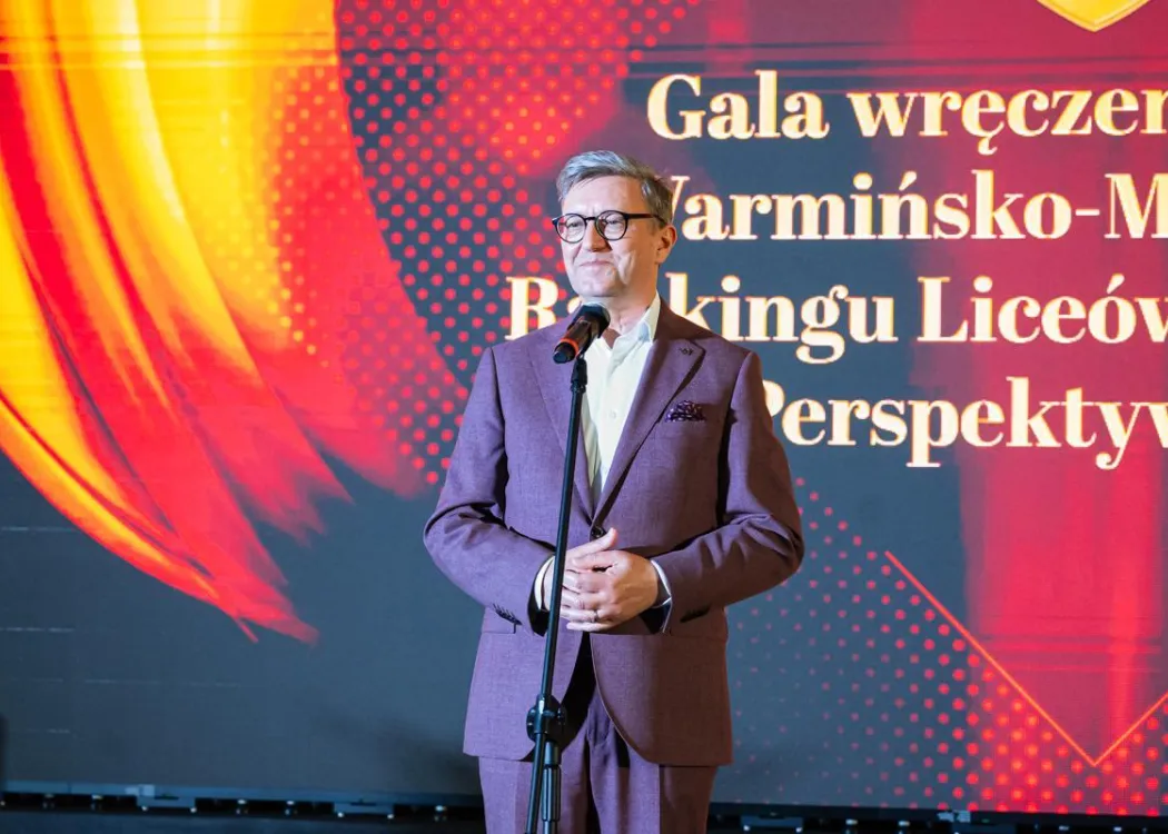 Wojewódzka Gala Warmińsko-Mazurskiego Rankingu Liceów i Techników Perspektywy 2026: rektor UWM Jerzy Przyborowski przemawia na scenie