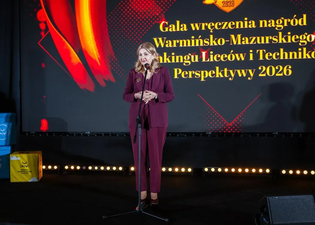 Dyrektorka OKE w Łomży przemawia na scenie