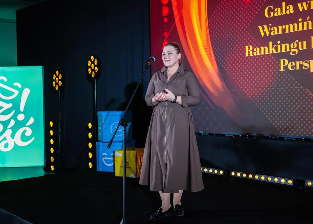 Przedstawicielka olsztyńskiego kuratorum oświaty przemawia na scenie