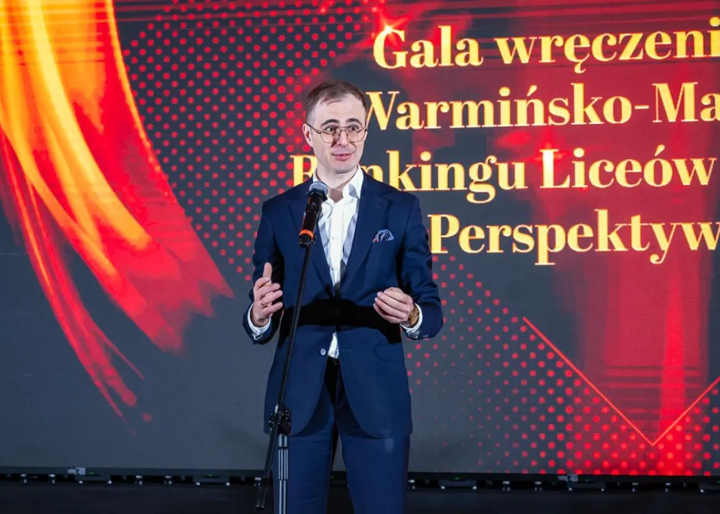 Bartosz Stawiasz przemawia na scenie