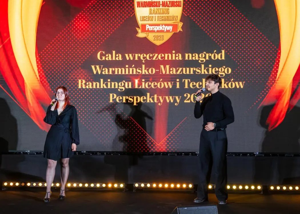 Dwie osoby śpiewają na scenie