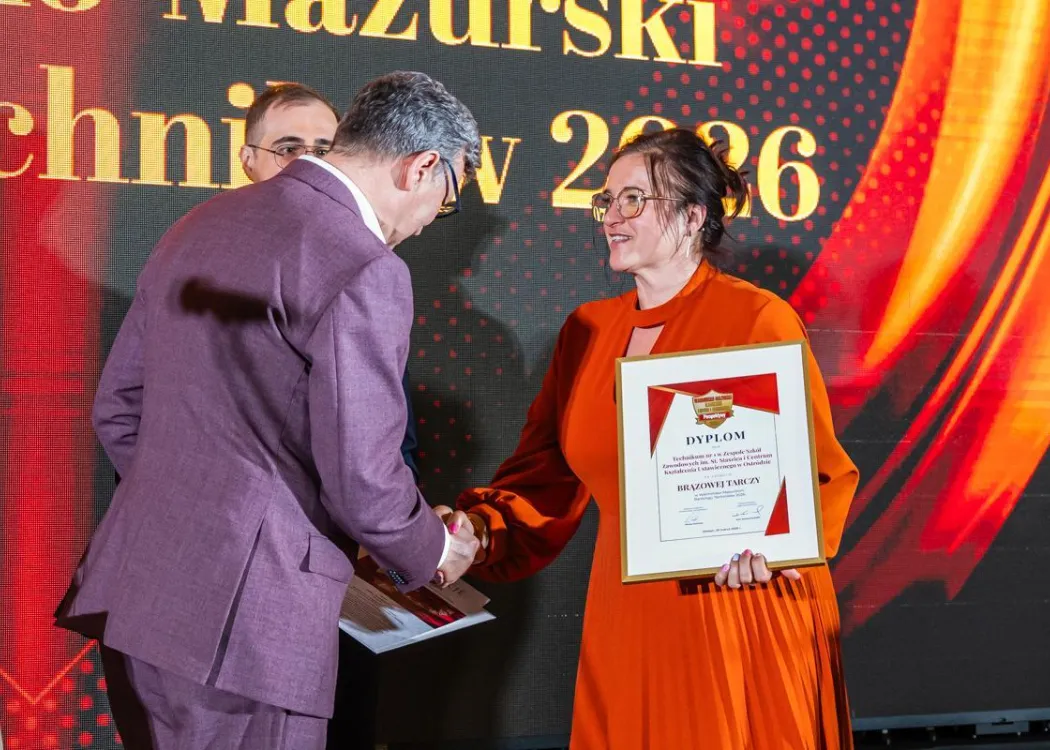 Wojewódzka Gala Warmińsko-Mazurskiego Rankingu Liceów i Techników Perspektywy 2026: pkarzedstawiciel wyróżnionej szkoły odbiera nagrodę