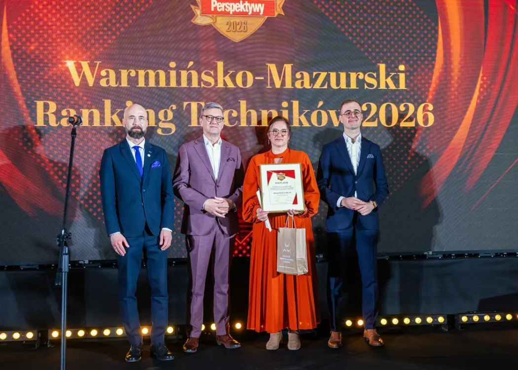 Wojewódzka Gala Warmińsko-Mazurskiego Rankingu Liceów i Techników Perspektywy 2026: przedstawicielka wyróżnionej szkoły odbiera nagrodę