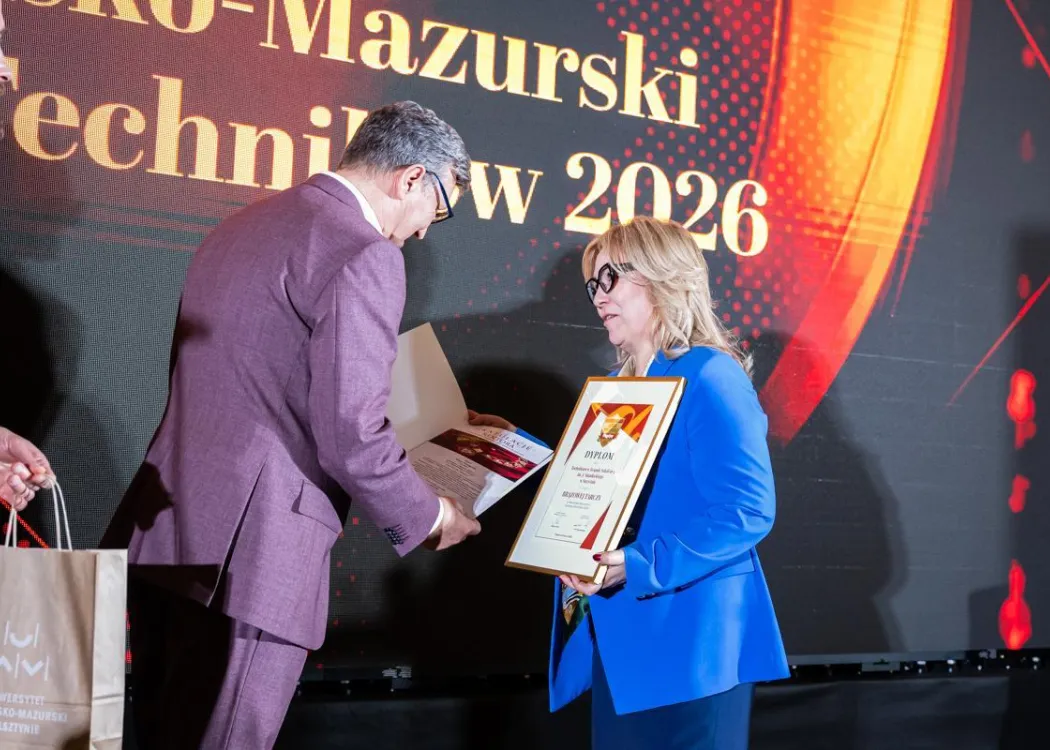 Wojewódzka Gala Warmińsko-Mazurskiego Rankingu Liceów i Techników Perspektywy 2026: przedstawicielka wyróżnionej szkoły odbiera nagrodę