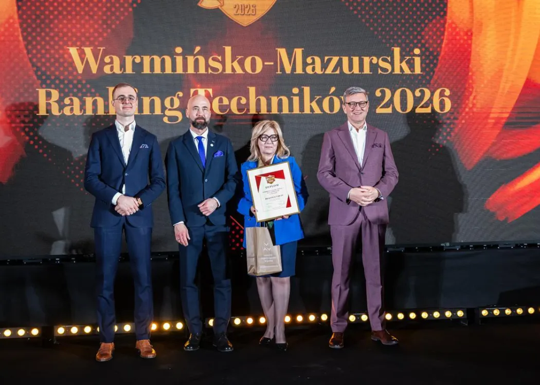 Wojewódzka Gala Warmińsko-Mazurskiego Rankingu Liceów i Techników Perspektywy 2026: przedstawicielka wyróżnionej szkoły odbiera nagrodę