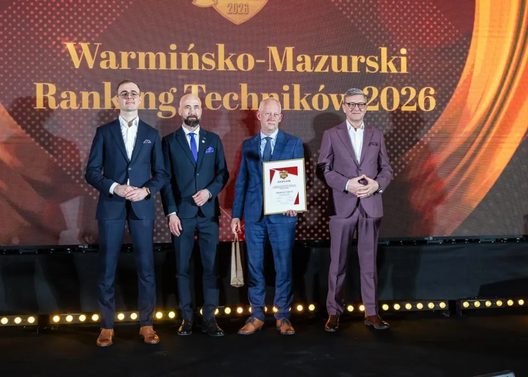 Wojewódzka Gala Warmińsko-Mazurskiego Rankingu Liceów i Techników Perspektywy 2026: przedstawiciel wyróżnionej szkoły odbiera nagrodę