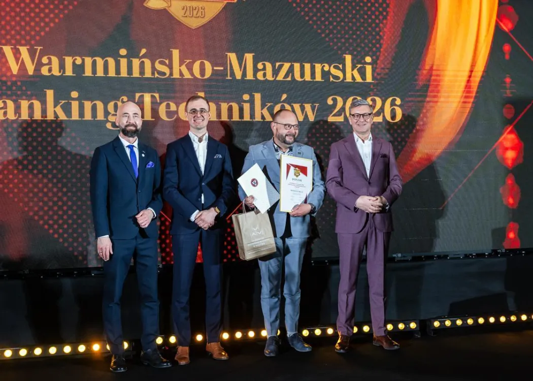 Wojewódzka Gala Warmińsko-Mazurskiego Rankingu Liceów i Techników Perspektywy 2026: przedstawiciel wyróżnionej szkoły odbiera nagrodę