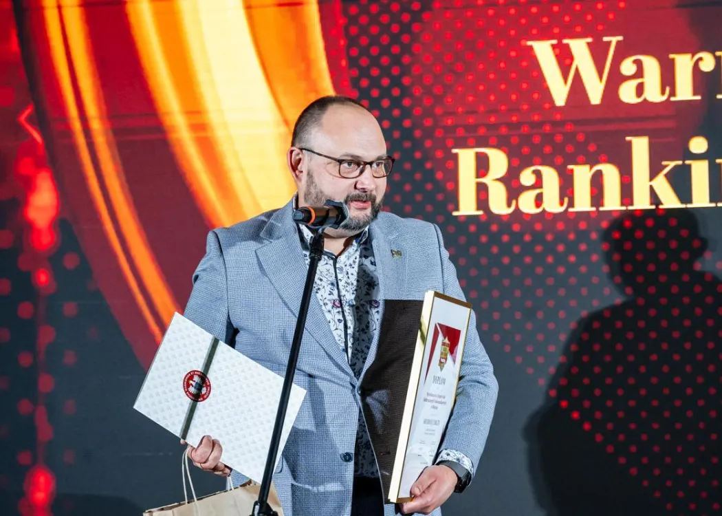 Wojewódzka Gala Warmińsko-Mazurskiego Rankingu Liceów i Techników Perspektywy 2026: przedstawiciel wyróżnionej szkoły z nagrodą