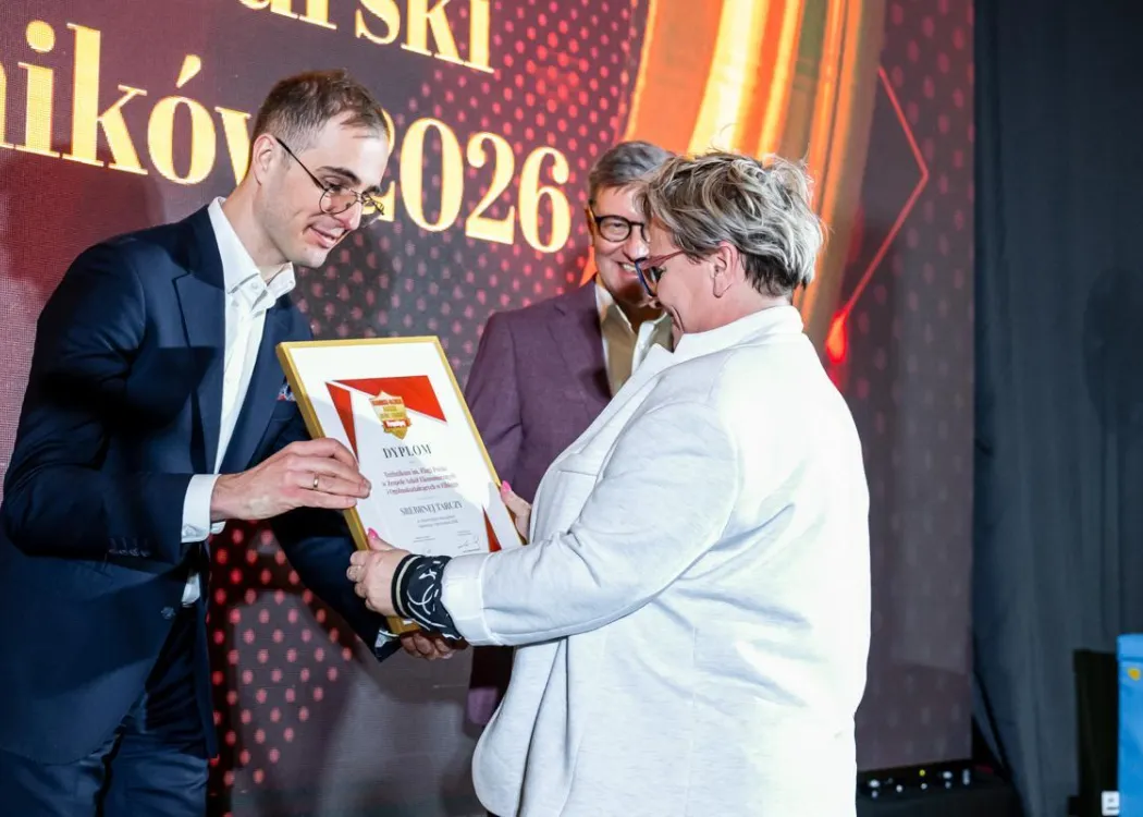 Wojewódzka Gala Warmińsko-Mazurskiego Rankingu Liceów i Techników Perspektywy 2026: przedstawicielka wyróżnionej szkoły odbiera nagrodę