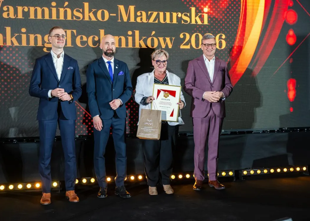 Wojewódzka Gala Warmińsko-Mazurskiego Rankingu Liceów i Techników Perspektywy 2026: przedstawicielka wyróżnionej szkoły odbiera nagrodę