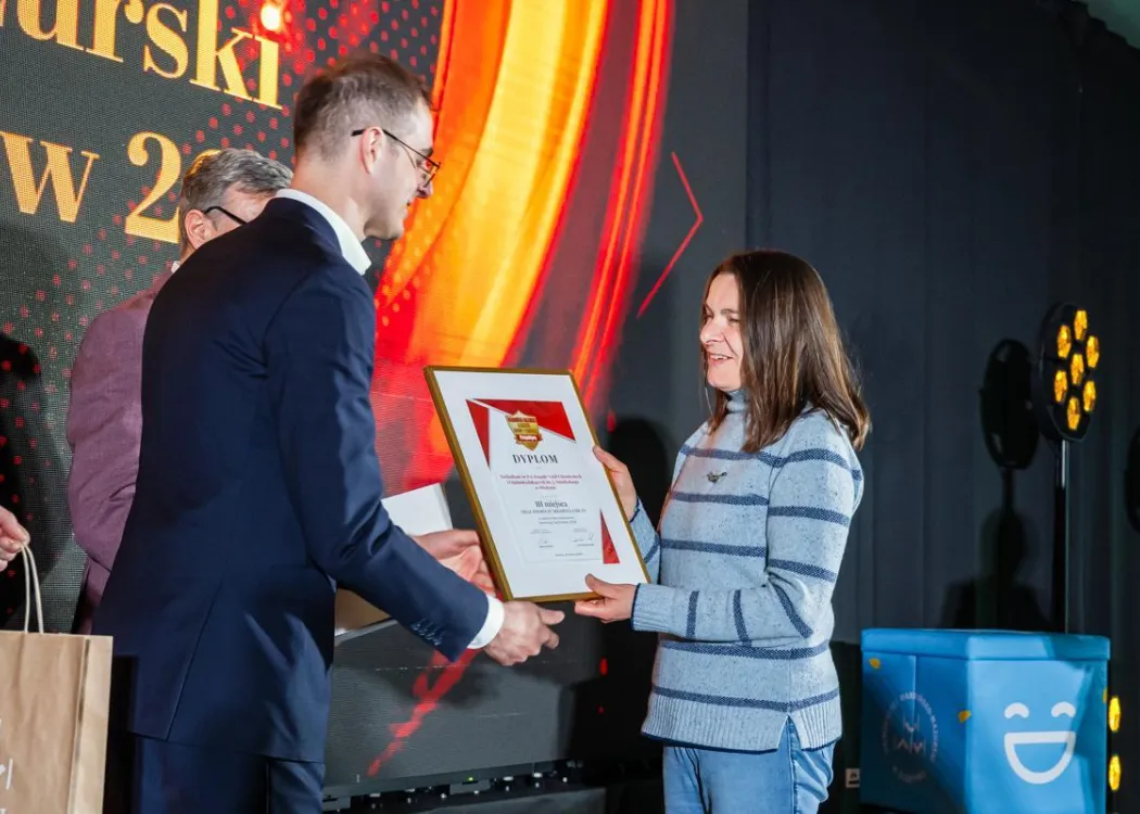 Wojewódzka Gala Warmińsko-Mazurskiego Rankingu Liceów i Techników Perspektywy 2026: przedstawicielka wyróżnionej szkoły odbiera nagrodę