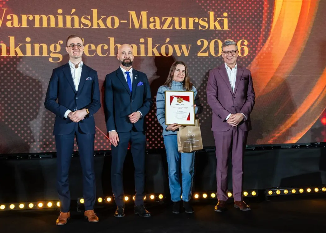 Wojewódzka Gala Warmińsko-Mazurskiego Rankingu Liceów i Techników Perspektywy 2026: przedstawicielka wyróżnionej szkoły odbiera nagrodę