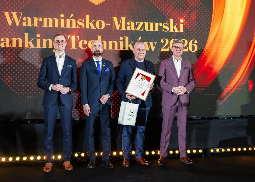 Wojewódzka Gala Warmińsko-Mazurskiego Rankingu Liceów i Techników Perspektywy 2026: przedstawiciel wyróżnionej szkoły odbiera nagrodę