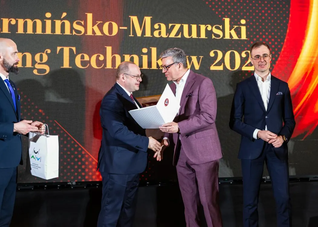 Wojewódzka Gala Warmińsko-Mazurskiego Rankingu Liceów i Techników Perspektywy 2026: przedstawiciel wyróżnionej szkoły odbiera nagrodę