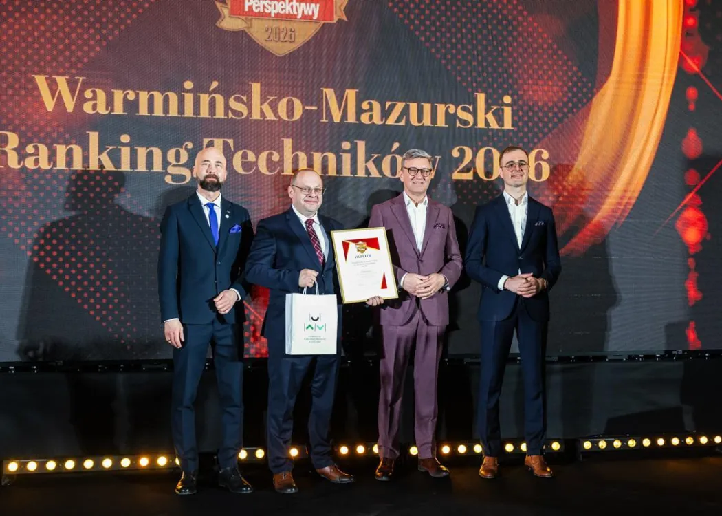 Wojewódzka Gala Warmińsko-Mazurskiego Rankingu Liceów i Techników Perspektywy 2026: przedstawiciel wyróżnionej szkoły odbiera nagrodę
