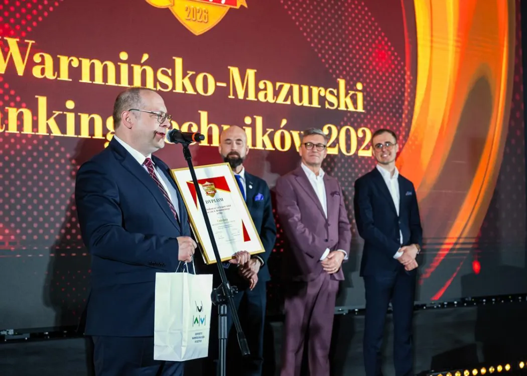 Wojewódzka Gala Warmińsko-Mazurskiego Rankingu Liceów i Techników Perspektywy 2026: przedstawiciel wyróżnionej szkoły przemawia na scenie