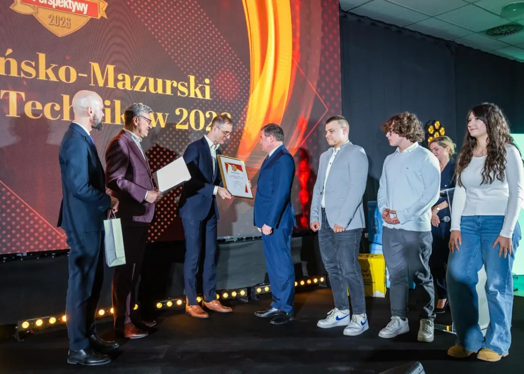 Wojewódzka Gala Warmińsko-Mazurskiego Rankingu Liceów i Techników Perspektywy 2026: przedstawiciel wyróżnionej szkoły odbiera nagrodę