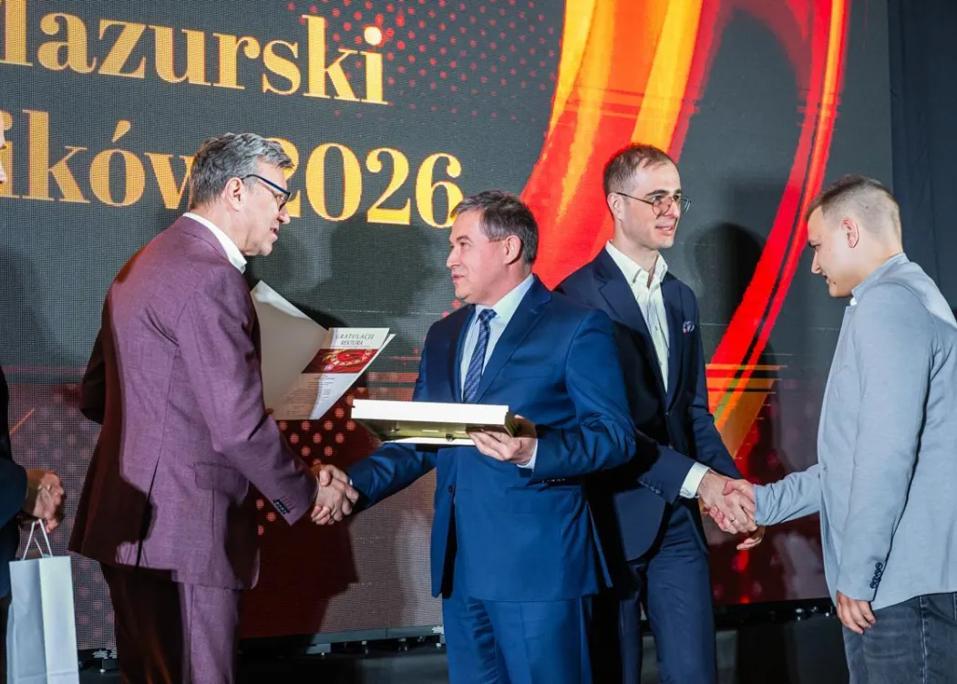 Wojewódzka Gala Warmińsko-Mazurskiego Rankingu Liceów i Techników Perspektywy 2026: przedstawiciel wyróżnionej szkoły odbiera nagrodę