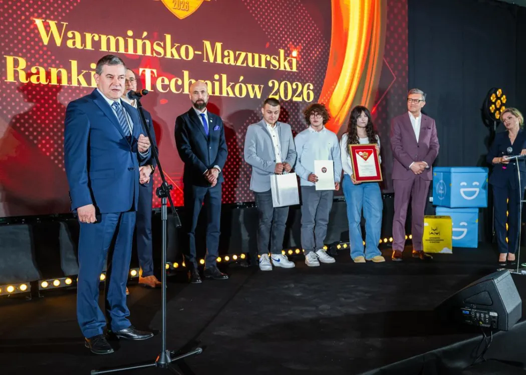 Wojewódzka Gala Warmińsko-Mazurskiego Rankingu Liceów i Techników Perspektywy 2026: przedstawiciel wyróżnionej szkoły przemawia, w tle uczniowie 