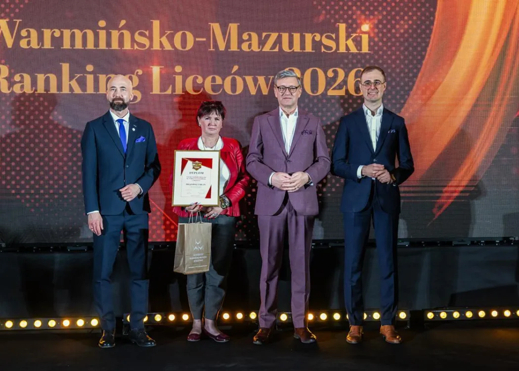 Wojewódzka Gala Warmińsko-Mazurskiego Rankingu Liceów i Techników Perspektywy 2026: przedstawicielka wyróżnionej szkoły odbiera nagrodę