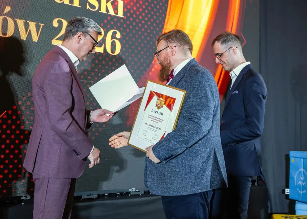 Wojewódzka Gala Warmińsko-Mazurskiego Rankingu Liceów i Techników Perspektywy 2026: przedstawiciel wyróżnionej szkoły odbiera nagrodę