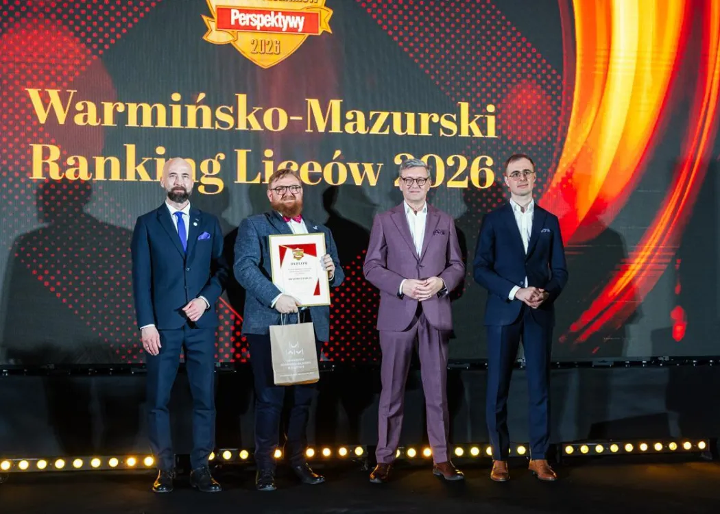 Wojewódzka Gala Warmińsko-Mazurskiego Rankingu Liceów i Techników Perspektywy 2026: przedstawiciel nagrodzonej szkoły odbiera nagrodę