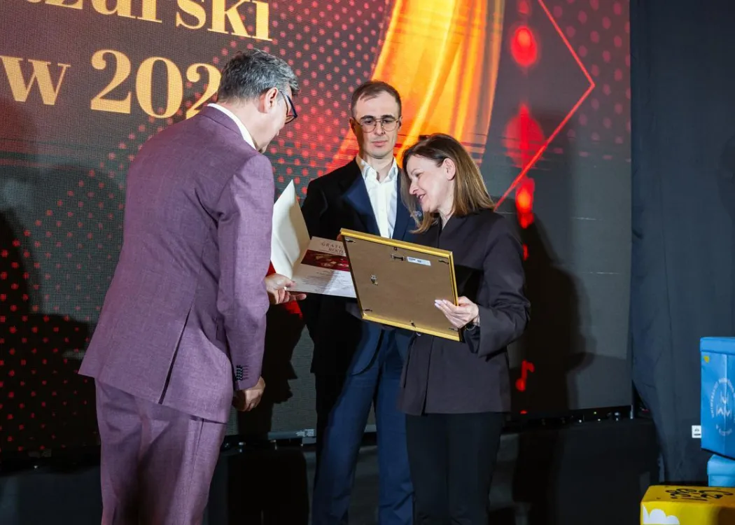 Wojewódzka Gala Warmińsko-Mazurskiego Rankingu Liceów i Techników Perspektywy 2026: przedstawicielka nagrodzonej szkoły odbiera nagrodę