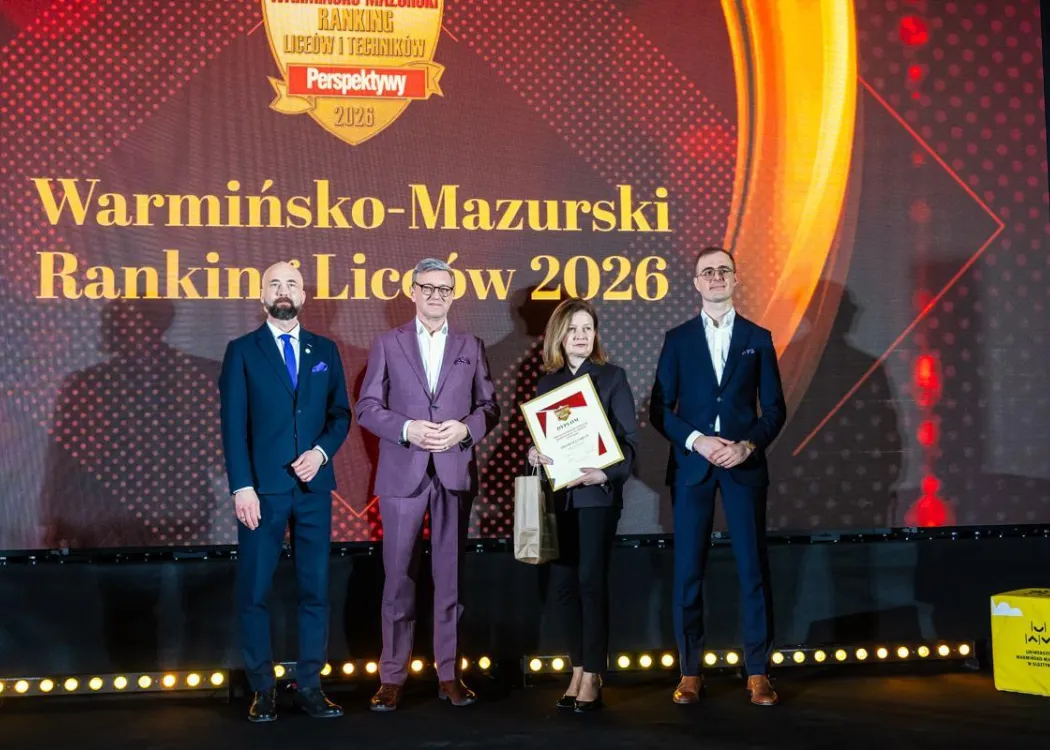Wojewódzka Gala Warmińsko-Mazurskiego Rankingu Liceów i Techników Perspektywy 2026: przedstawicielka nagrodzonej szkoły odbiera nagrodę