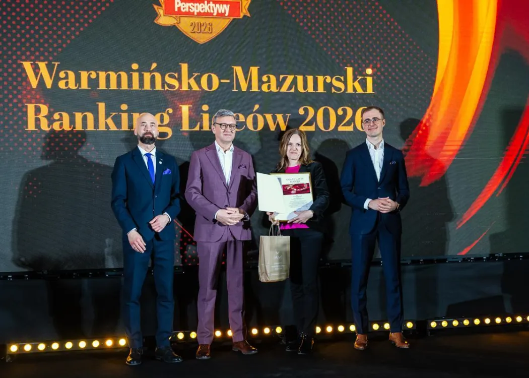 Wojewódzka Gala Warmińsko-Mazurskiego Rankingu Liceów i Techników Perspektywy 2026: nagrodzona osoba odbiera nagrodę