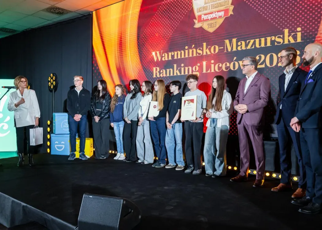 Wojewódzka Gala Warmińsko-Mazurskiego Rankingu Liceów i Techników Perspektywy 2026: zdjęcie grupowe