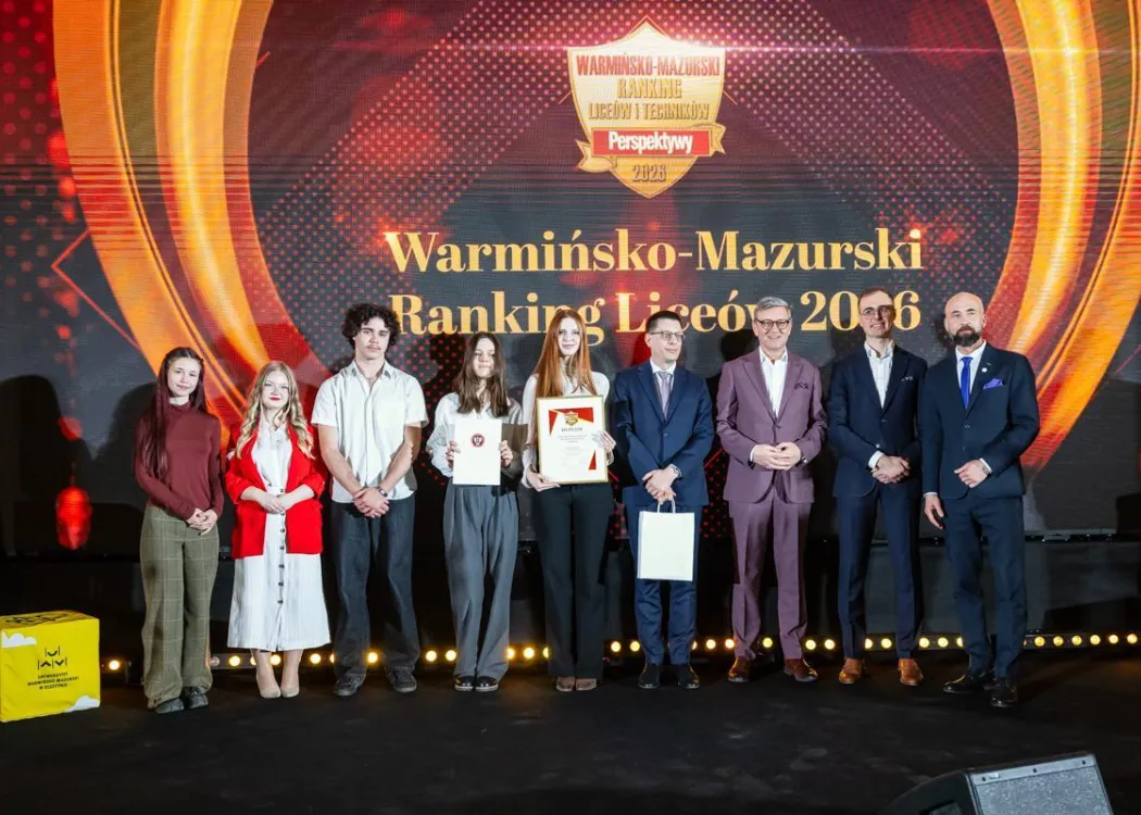 Wojewódzka Gala Warmińsko-Mazurskiego Rankingu Liceów i Techników Perspektywy 2026: przedstawiciele nagrodzonej szkoły pozują do zdjęcia