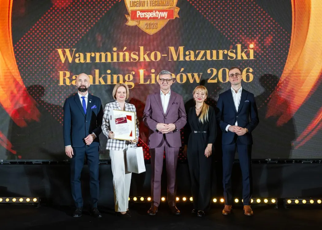 Wojewódzka Gala Warmińsko-Mazurskiego Rankingu Liceów i Techników Perspektywy 2026: na scenie stoi pięć osób
