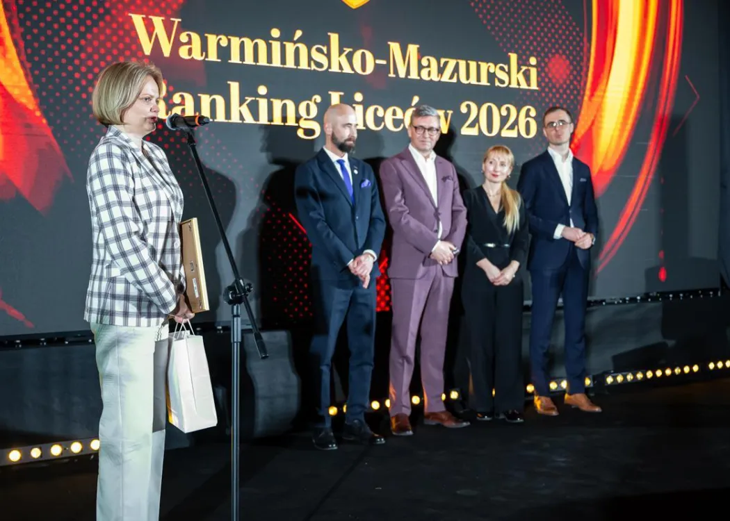 Wojewódzka Gala Warmińsko-Mazurskiego Rankingu Liceów i Techników Perspektywy 2026: przemawia Dorota Linkiewicz, w tle przedstawiciele UWM i Perspektyw