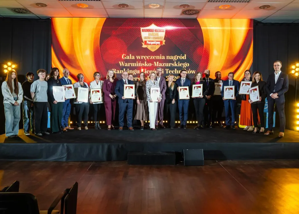 Wojewódzka Gala Warmińsko-Mazurskiego Rankingu Liceów i Techników Perspektywy 2026 : zdjęcie grupowe laureatów