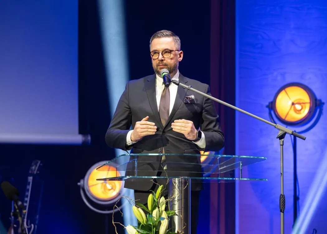 Gala Skrzydła Warmii i Mazur: minister Kulasek przemawia