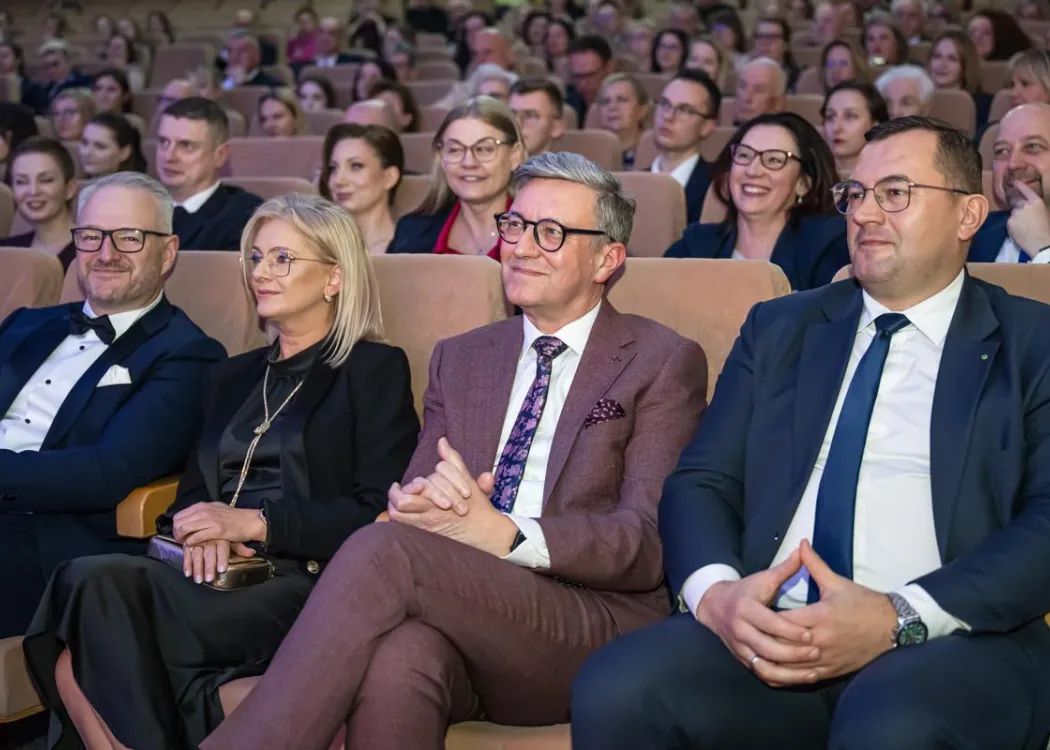 Gala Skrzydła Warmii i Mazur: goście siedzą, rektor w środku