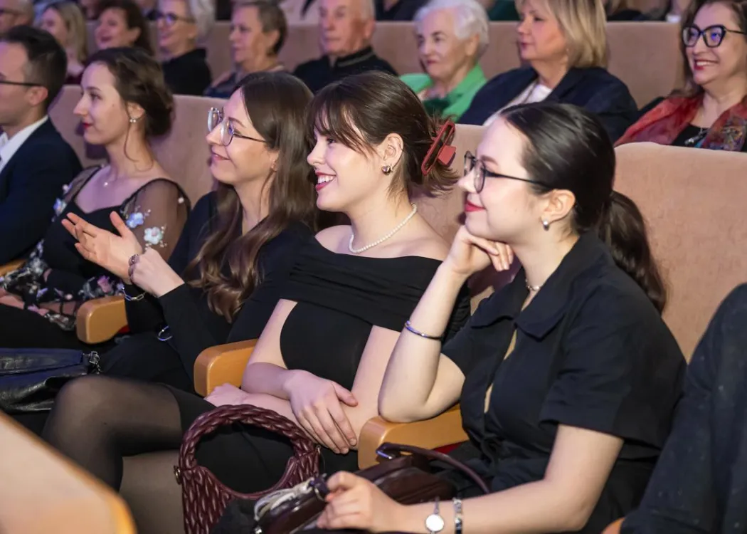 Gala Skrzydła Warmii i Mazur: studentki słuchają 