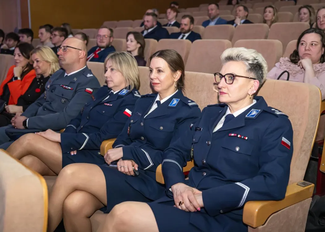 Gala Skrzydła Warmii i Mazur: siedzą mundurowi