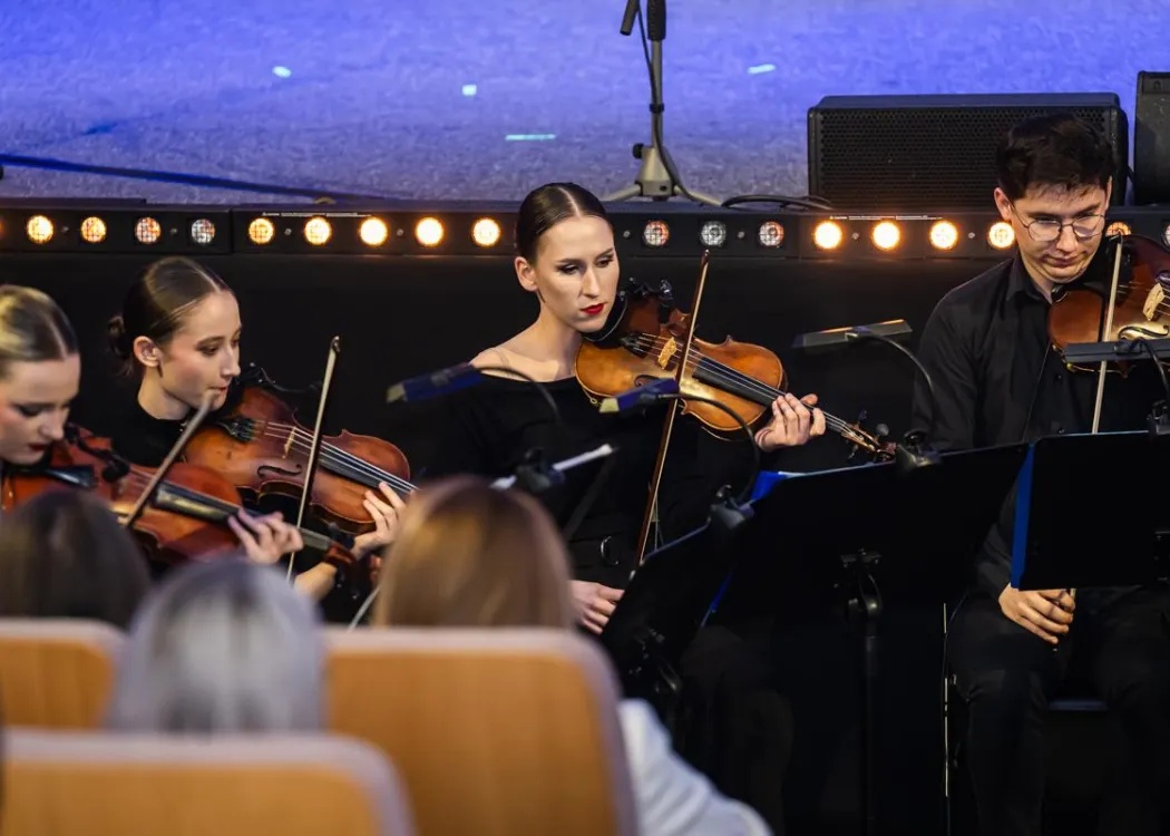 Gala Skrzydła Warmii i Mazur: orkiestra gra, na pierwszym planie skrzypaczki