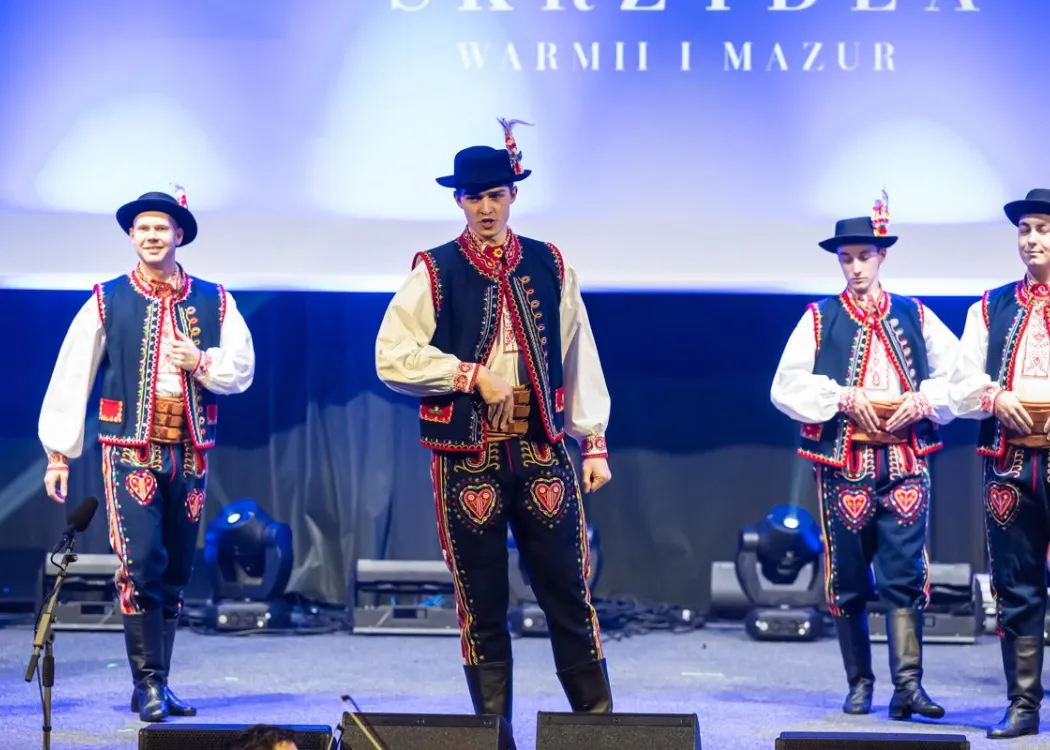 Gala Skrzydła Warmii i Mazur: panowie w strojach ludowych