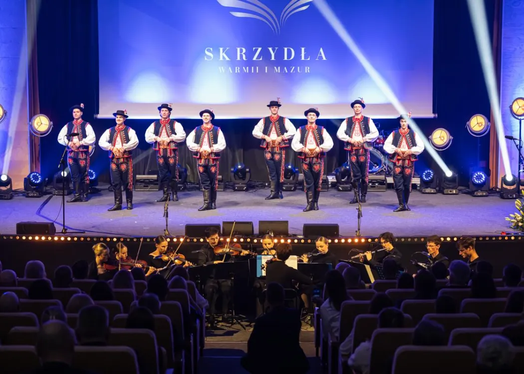 Gala Skrzydła Warmii i Mazur: panowie w strojach ludowych na scenie